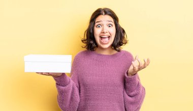 Genç İspanyol kadın umutsuz, hayal kırıklığına uğramış ve stresli görünüyor. boş kutu kavramı