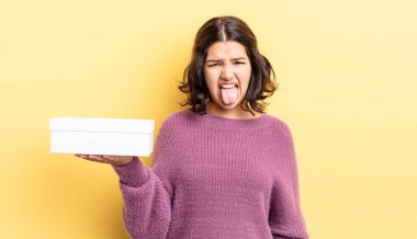 Genç İspanyol kadın iğreniyor, sinirleniyor ve dili dışarı çıkıyor. boş kutu kavramı