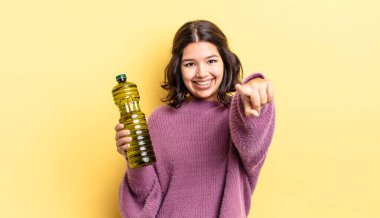 Genç İspanyol kadın kamerayı göstererek seni seçiyor. Zeytin yağı kavramı