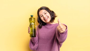 Genç İspanyol kadın gururlu, olumlu bir şekilde gülümsüyor. Zeytin yağı kavramı