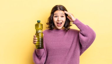 Genç İspanyol kadın mutlu, şaşkın ve şaşırmış görünüyor. Zeytin yağı kavramı