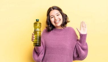 Genç İspanyol kadın kendini mutlu hissediyor ve inanılmaz bir şeye hayret ediyor. Zeytin yağı kavramı