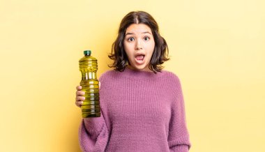 Genç İspanyol kadın çok şaşırmış ya da şok olmuş görünüyor. Zeytin yağı kavramı