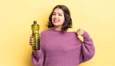 Genç İspanyol kadın stresli, endişeli, yorgun ve hayal kırıklığına uğramış hissediyor. Zeytin yağı kavramı