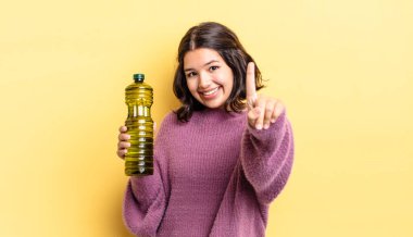 Genç İspanyol kadın gururla gülümsüyor ve kendinden emin bir numara oluyor. Zeytin yağı kavramı