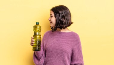 Profil görünümlü genç İspanyol kadın hayal mi kuruyor yoksa hayal mi kuruyor? Zeytin yağı kavramı