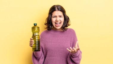 Genç İspanyol kadın kızgın, sinirli ve hayal kırıklığına uğramış görünüyor. Zeytin yağı kavramı