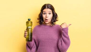 İnançsızlığa şaşırmış genç İspanyol kadın. Zeytin yağı kavramı