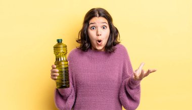 Genç İspanyol kadın inanılmaz bir sürprizle şaşkına dönmüş ve hayrete düşmüştü. Zeytin yağı kavramı