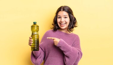 Genç İspanyol kadın heyecanlı ve şaşırmış görünüyor. Zeytin yağı kavramı