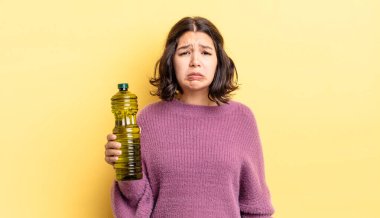 Genç İspanyol kadın üzgün ve mızmızlanıyor. Mutsuz bir bakışı var ve ağlıyor. Zeytin yağı kavramı