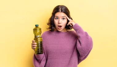 Genç İspanyol kadın şaşırmış görünüyor, yeni bir düşünce, fikir ya da konsept keşfediyor. Zeytin yağı kavramı