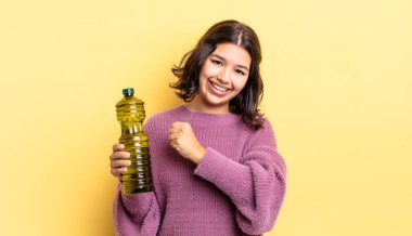 Genç İspanyol kadın kendini mutlu hissediyor ve bir meydan okumayla yüzleşiyor ya da kutluyor. Zeytin yağı kavramı