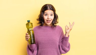 Genç İspanyol kadın kendini mutlu hissediyor, bir çözüm ya da fikir bulduğuna şaşırıyor. Zeytin yağı kavramı