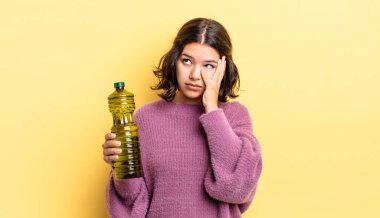 Genç İspanyol bir kadın bıkkın, hayal kırıklığına uğramış ve yorucu bir günün ardından uykulu hissediyor. Zeytin yağı kavramı