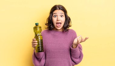 Genç İspanyol kadın umutsuz, hayal kırıklığına uğramış ve stresli görünüyor. Zeytin yağı kavramı