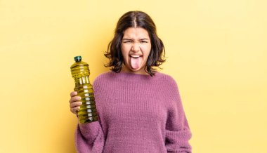 Genç İspanyol kadın iğreniyor, sinirleniyor ve dili dışarı çıkıyor. Zeytin yağı kavramı