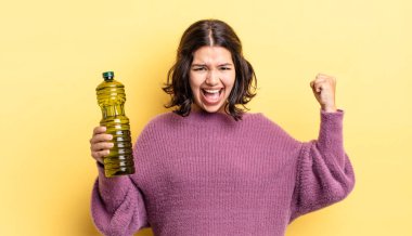 Genç İspanyol kadın öfkeli bir ifadeyle agresif bir şekilde bağırıyor. Zeytin yağı kavramı