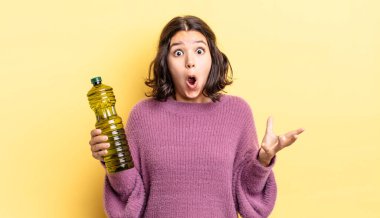 Genç İspanyol kadın şok olmuş ve şaşırmış hissediyor. Zeytin yağı kavramı