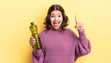 Genç İspanyol kadın bir fikri fark ettikten sonra mutlu ve heyecanlı bir dahi gibi hissediyor. Zeytin yağı kavramı