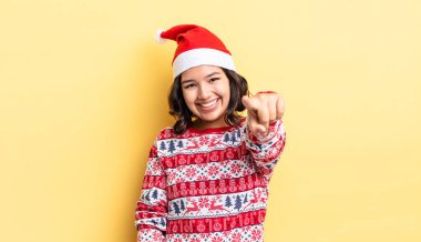 Genç İspanyol kadın kamerayı göstererek seni seçiyor. Noel konsepti