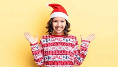 Genç İspanyol kadın kendini mutlu hissediyor ve inanılmaz bir şeye hayret ediyor. Noel konsepti