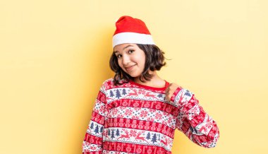 Genç İspanyol kadın kibirli, başarılı, pozitif ve gururlu görünüyor. Noel konsepti