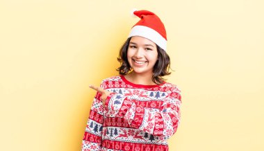 Genç İspanyol kadın heyecanlı ve şaşırmış görünüyor. Noel konsepti