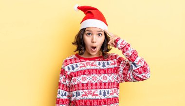 Genç İspanyol kadın şaşırmış görünüyor, yeni bir düşünce, fikir ya da konsept keşfediyor. Noel konsepti