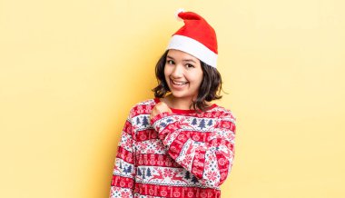 Genç İspanyol kadın kendini mutlu hissediyor ve bir meydan okumayla yüzleşiyor ya da kutluyor. Noel konsepti