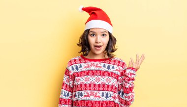 Genç İspanyol kadın kendini mutlu hissediyor, bir çözüm ya da fikir bulduğuna şaşırıyor. Noel konsepti