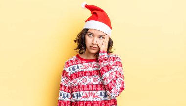 Genç İspanyol bir kadın bıkkın, hayal kırıklığına uğramış ve yorucu bir günün ardından uykulu hissediyor. Noel konsepti