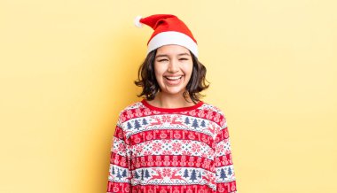 Genç İspanyol kadın mutlu ve hoş bir şekilde şaşırmış görünüyor. Noel konsepti