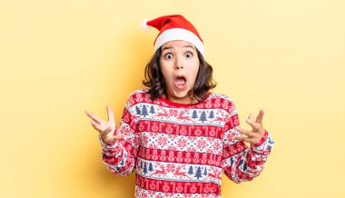 Genç İspanyol kadın şok olmuş ve şaşırmış hissediyor. Noel konsepti