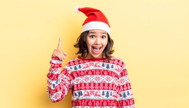 Genç İspanyol kadın bir fikri fark ettikten sonra mutlu ve heyecanlı bir dahi gibi hissediyor. Noel konsepti