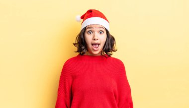 Genç İspanyol kadın çok şaşırmış ya da şok olmuş görünüyor. Noel konsepti