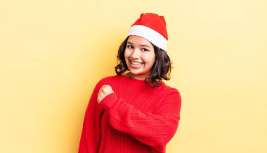 Genç İspanyol kadın kendini mutlu hissediyor ve bir meydan okumayla yüzleşiyor ya da kutluyor. Noel konsepti