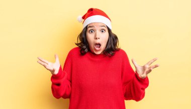 Genç İspanyol kadın şok olmuş ve şaşırmış hissediyor. Noel konsepti