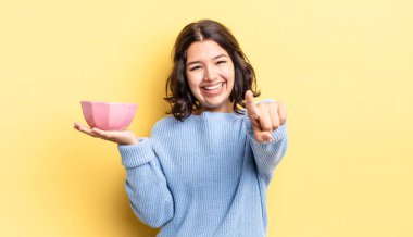 Genç İspanyol kadın kamerayı göstererek seni seçiyor. boş kase kavramı