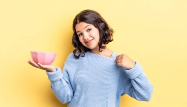 Genç İspanyol kadın kibirli, başarılı, pozitif ve gururlu görünüyor. boş kase kavramı