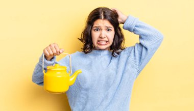 Genç İspanyol kadın stresli, endişeli ya da korkmuş hissediyor, elleri başının üstünde. çaydanlık konsepti