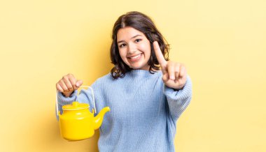 Genç İspanyol kadın gururla gülümsüyor ve kendinden emin bir numara oluyor. çaydanlık konsepti