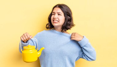 Genç İspanyol kadın stresli, endişeli, yorgun ve hayal kırıklığına uğramış hissediyor. çaydanlık konsepti