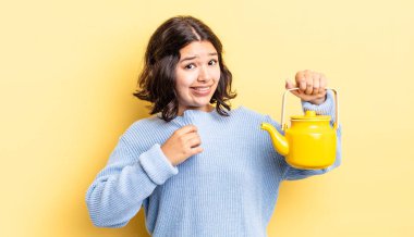 Genç İspanyol kadın kibirli, başarılı, pozitif ve gururlu görünüyor. çaydanlık konsepti