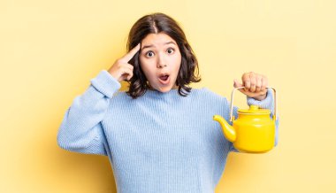 Genç İspanyol kadın şaşırmış görünüyor, yeni bir düşünce, fikir ya da konsept keşfediyor. çaydanlık konsepti