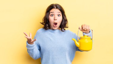 Genç İspanyol kadın inanılmaz bir sürprizle şaşkına dönmüş ve hayrete düşmüştü. çaydanlık konsepti