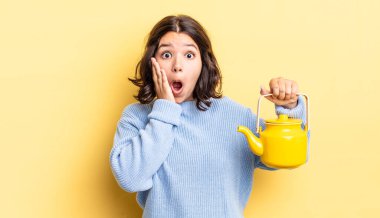 Genç İspanyol kadın şok olmuş ve korkmuş hissediyor. çaydanlık konsepti