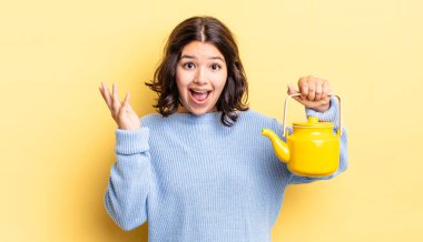 Genç İspanyol kadın kendini mutlu hissediyor, bir çözüm ya da fikir bulduğuna şaşırıyor. çaydanlık konsepti