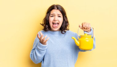 Genç İspanyol kadın umutsuz, hayal kırıklığına uğramış ve stresli görünüyor. çaydanlık konsepti