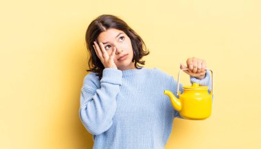 Genç İspanyol bir kadın bıkkın, hayal kırıklığına uğramış ve yorucu bir günün ardından uykulu hissediyor. çaydanlık konsepti